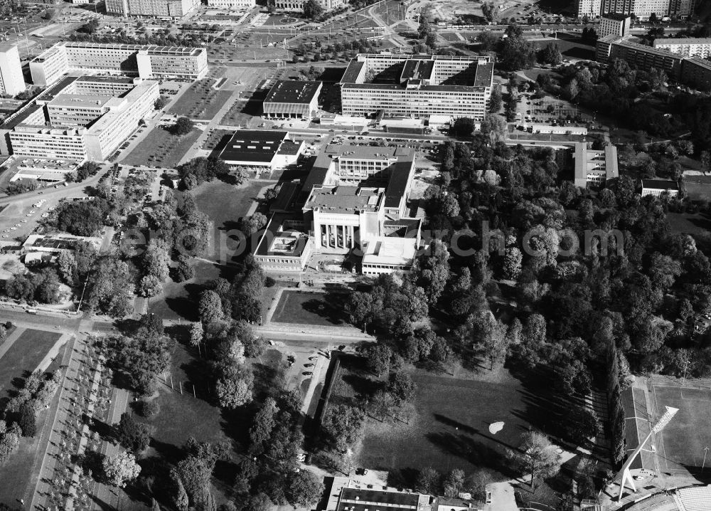 Dresden from above - Museum building ensemble Deutsches Hygiene-Museum in the street Lingnerplatz in Dresden in the state Saxony