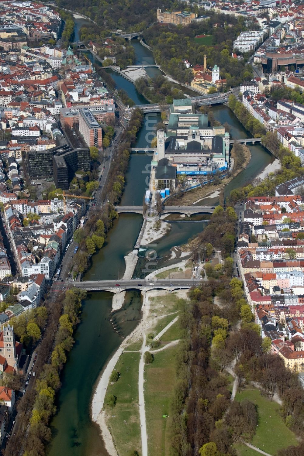 Aerial photograph München - Museum building ensemble Deutsches Museum on the Museum Island in the Ludwigsvorstadt-Isarvorstadt in Munich in the state Bavaria, Germany