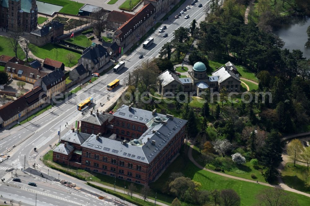 Kopenhagen from the bird's eye view: Museum building ensemble of Geologisk Museum on Oster Voldgade in Copenhagen in Region Hovedstaden, Denmark