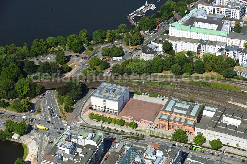 Aerial image Hamburg - Museum building ensemble Hamburger Kunsthalle in of Glockengiesserwall - Ferdinandstor - Ernst-Merck-Strasse in Hamburg, Germany