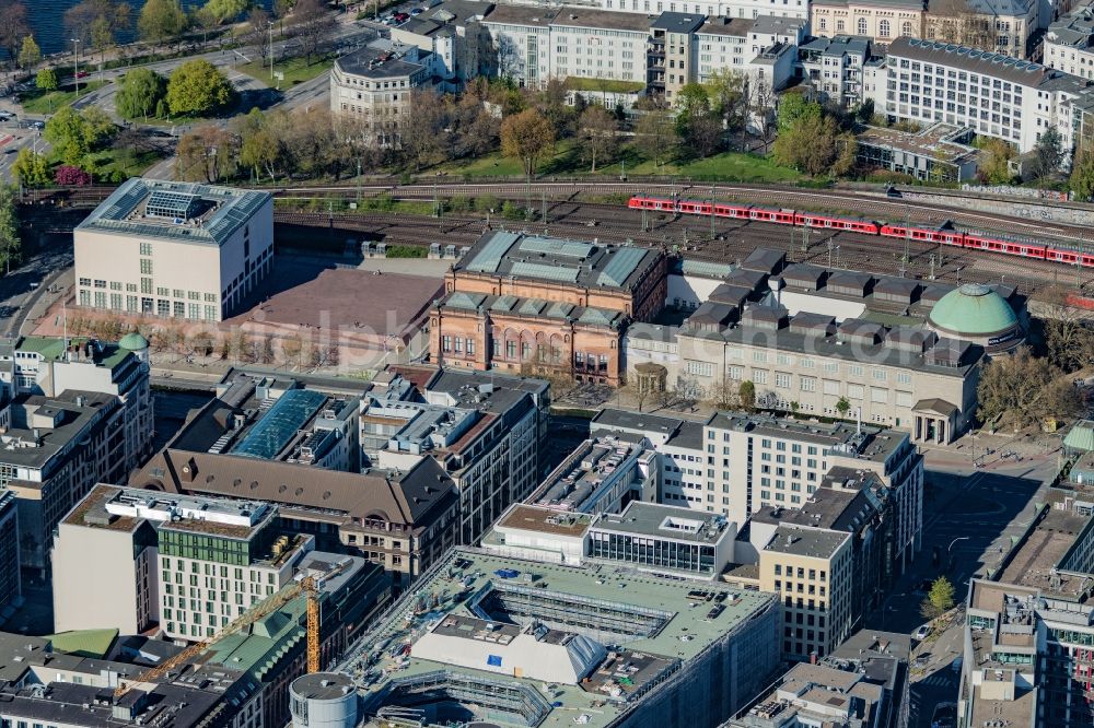 Aerial photograph Hamburg - Museum building ensemble Hamburger Kunsthalle in of Glockengiesserwall - Ferdinandstor - Ernst-Merck-Strasse in Hamburg, Germany