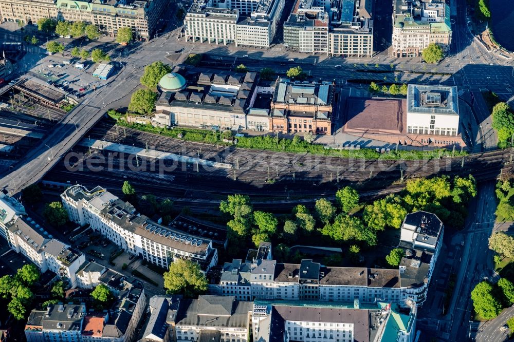 Hamburg from above - Museum building ensemble Hamburger Kunsthalle in of Glockengiesserwall - Ferdinandstor - Ernst-Merck-Strasse in Hamburg, Germany