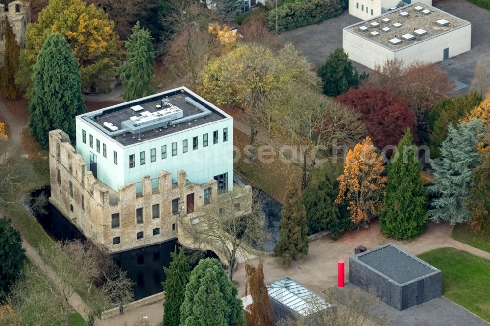 Aerial photograph Bochum - Museum building ensemble KUBUS at the former water-castle ruin at Nevelstrasse in Bochum in the state North Rhine-Westphalia