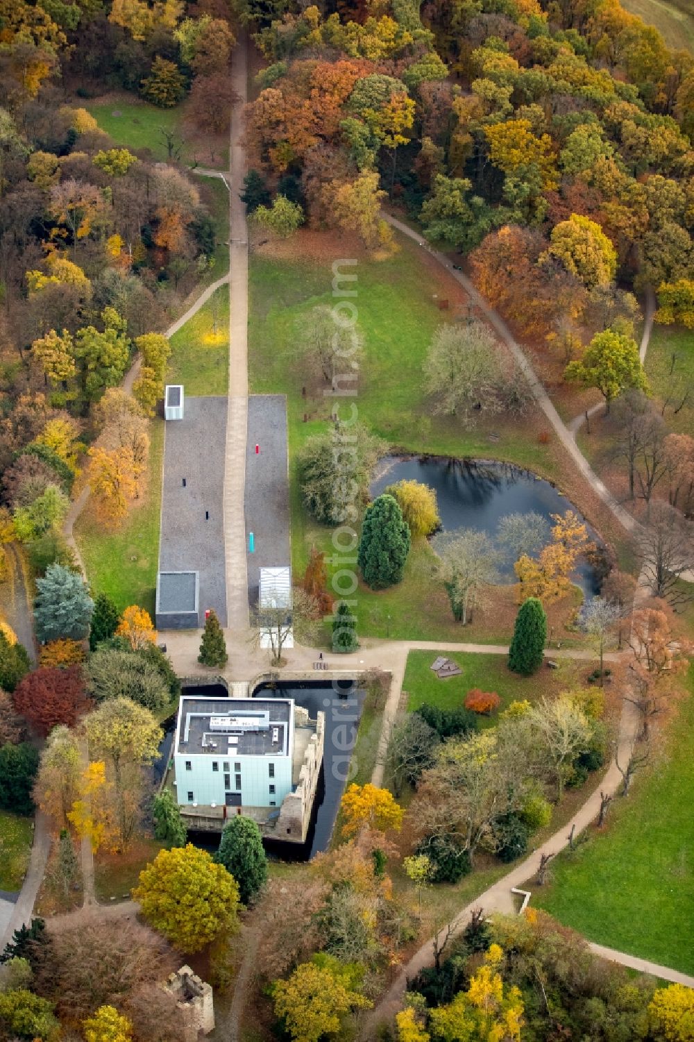 Aerial image Bochum - Museum building ensemble KUBUS at the former water-castle ruin at Nevelstrasse in Bochum in the state North Rhine-Westphalia