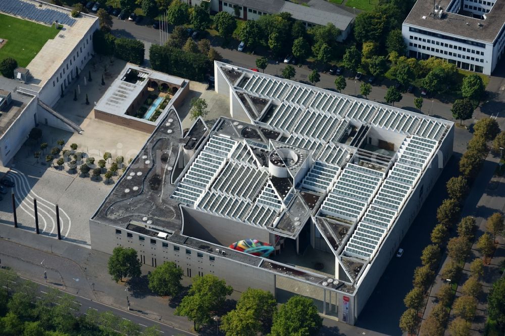 Bonn from the bird's eye view: Museum building ensemble of Kunstmuseum Bonn on Friedrich-Ebert-Allee in Bonn in the state North Rhine-Westphalia, Germany