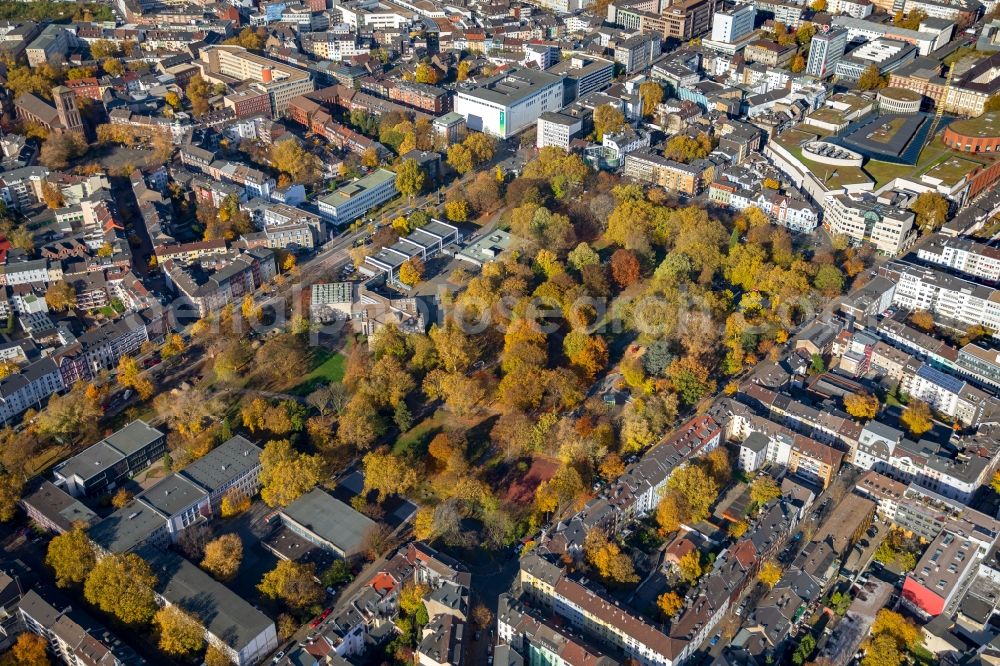 Aerial photograph Duisburg - Museum building ensemble Lehmbruck Museum in the autumnal Immanuel-Kant-Park in Duisburg in the state of North Rhine-Westphalia