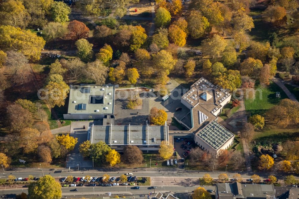 Duisburg from above - Museum building ensemble Lehmbruck Museum in the autumnal Immanuel-Kant-Park in Duisburg in the state of North Rhine-Westphalia