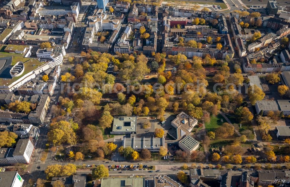 Duisburg from the bird's eye view: Museum building ensemble Lehmbruck Museum in the autumnal Immanuel-Kant-Park in Duisburg in the state of North Rhine-Westphalia