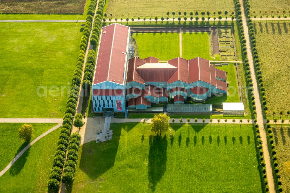 Xanten from the bird's eye view: Museum building ensemble of LVR-Roemermuseums with dem Archaeologischer Park Xanten in Xanten in the state North Rhine-Westphalia, Germany