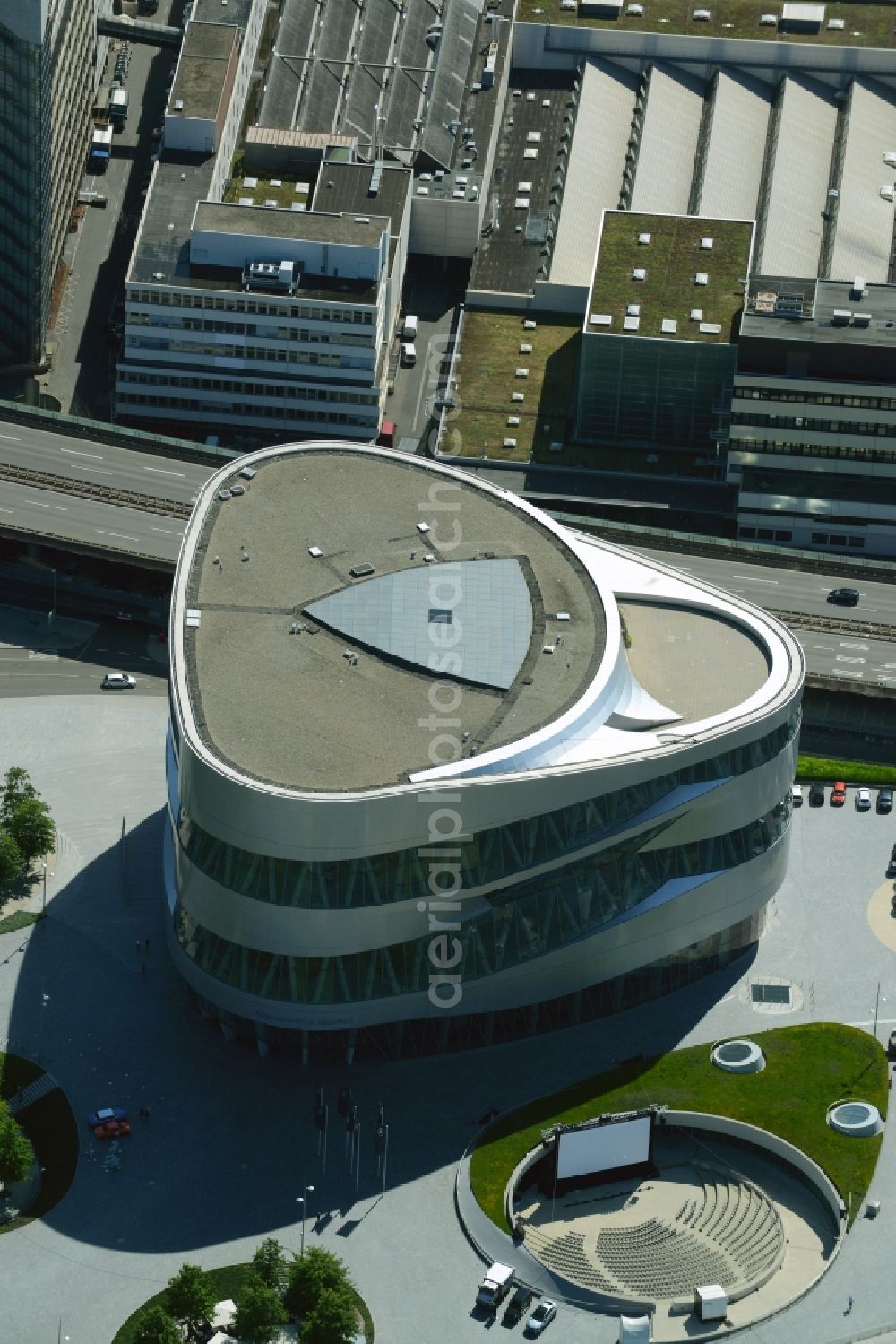 Stuttgart from the bird's eye view: Museum building ensemble Mercedes-Benz Museum on Mercedesstrasse in Stuttgart in the state Baden-Wuerttemberg