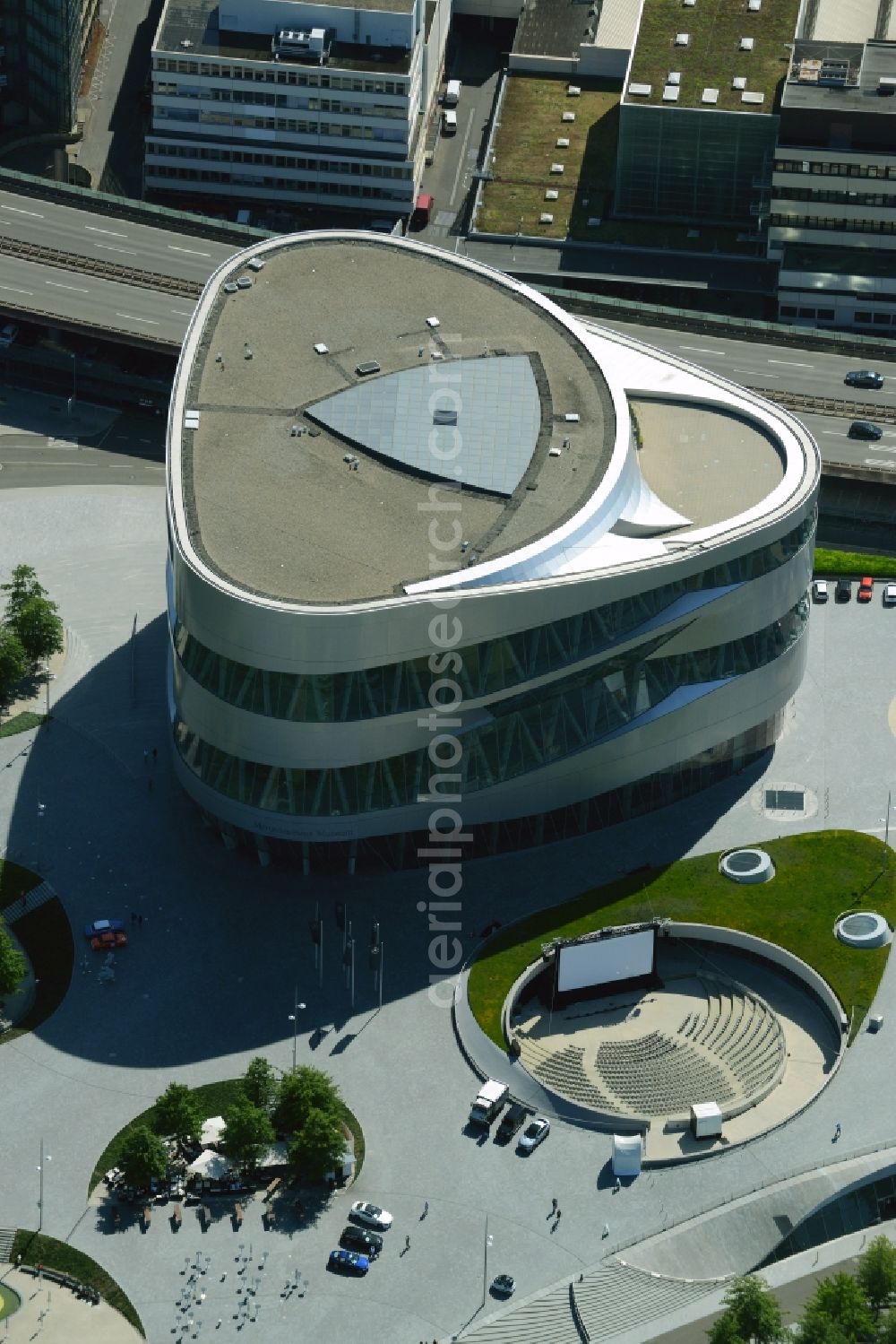 Aerial photograph Stuttgart - Museum building ensemble Mercedes-Benz Museum on Mercedesstrasse in Stuttgart in the state Baden-Wuerttemberg