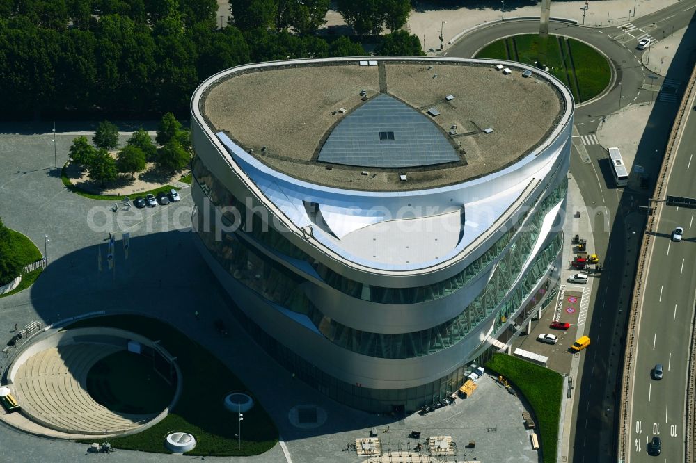 Aerial image Stuttgart - Museum building ensemble Mercedes-Benz Museum on Mercedesstrasse in the district Untertuerkheim in Stuttgart in the state Baden-Wuerttemberg, Germany