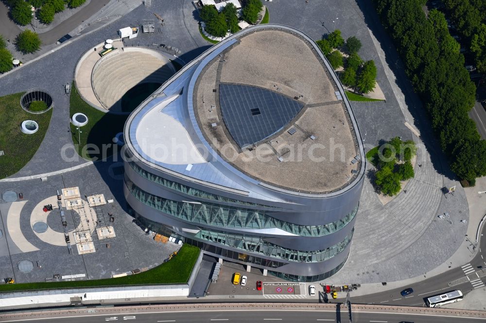 Aerial image Stuttgart - Museum building ensemble Mercedes-Benz Museum on Mercedesstrasse in the district Untertuerkheim in Stuttgart in the state Baden-Wuerttemberg, Germany