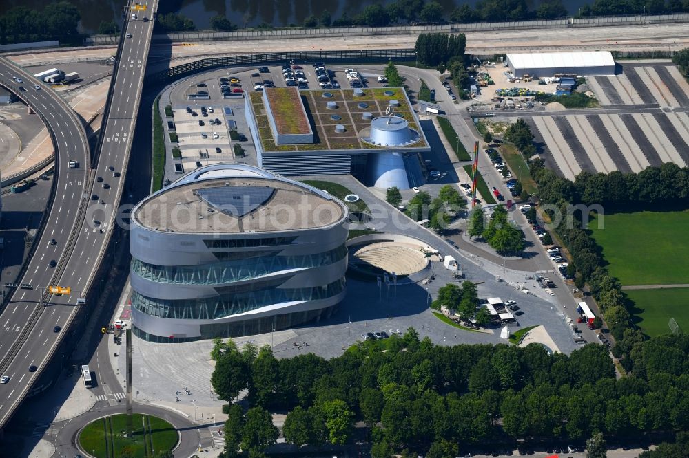 Stuttgart from the bird's eye view: Museum building ensemble Mercedes-Benz Museum on Mercedesstrasse in the district Untertuerkheim in Stuttgart in the state Baden-Wuerttemberg, Germany