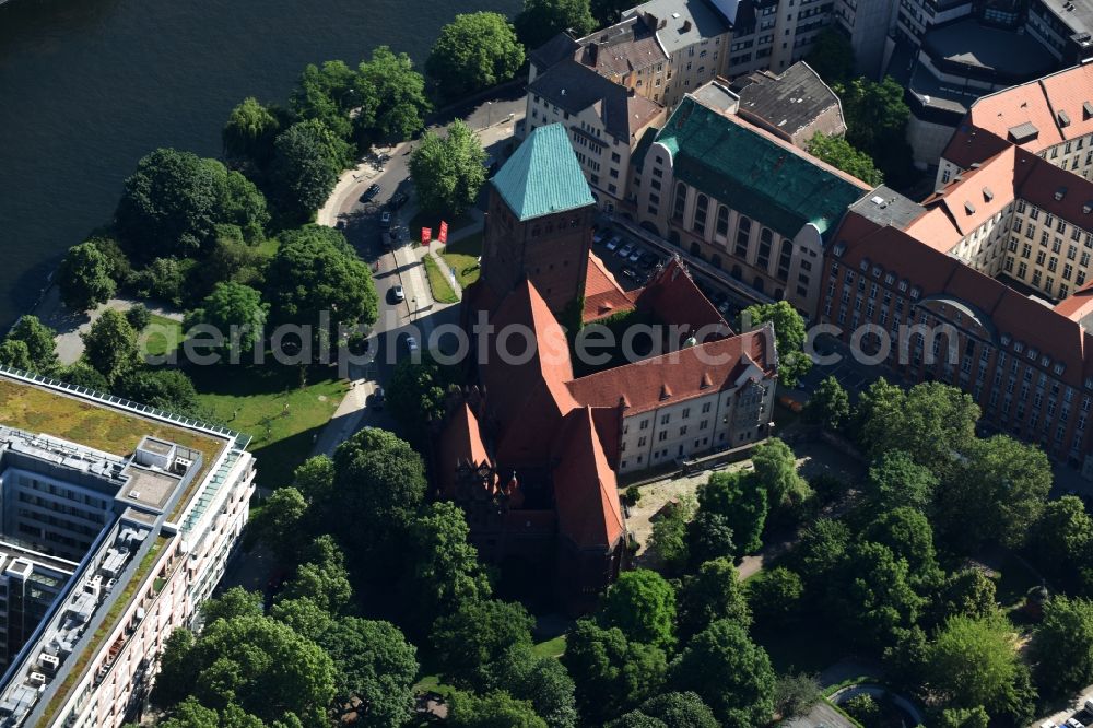 Berlin from above - Museum building ensemble Maerkisches Museum Am Koellnischen Park in Berlin