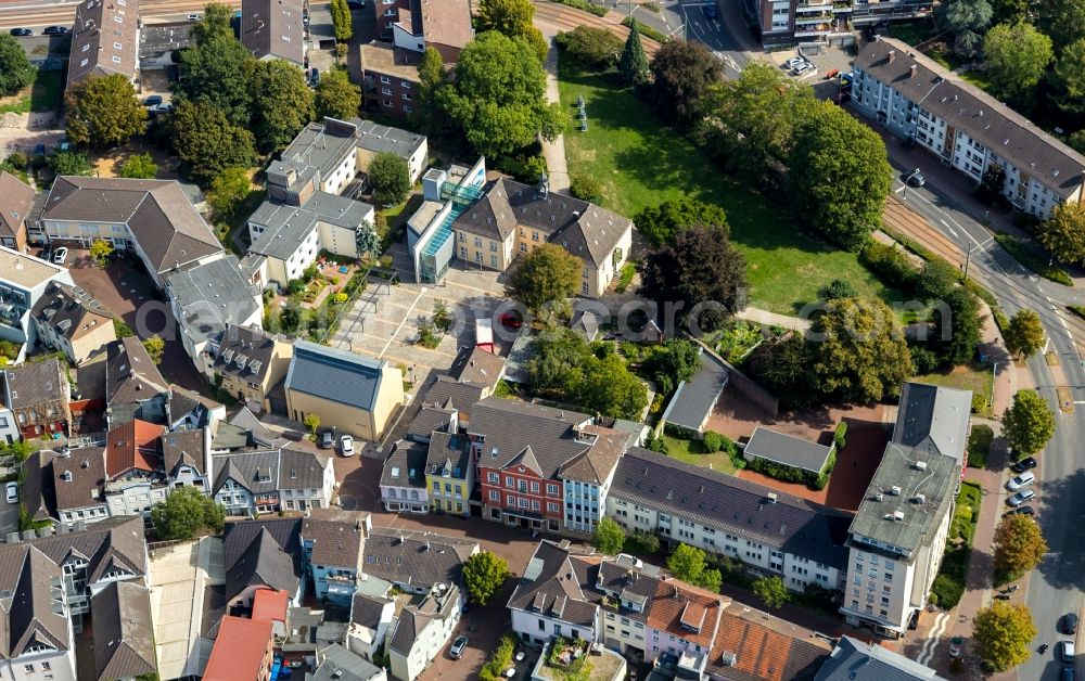 Dinslaken from the bird's eye view: Museum building ensemble of Museum Voswinckelshof overlooking the St. Vincentius Kindergarten on Elmar-Sierp-Platz in Dinslaken in the state North Rhine-Westphalia, Germany