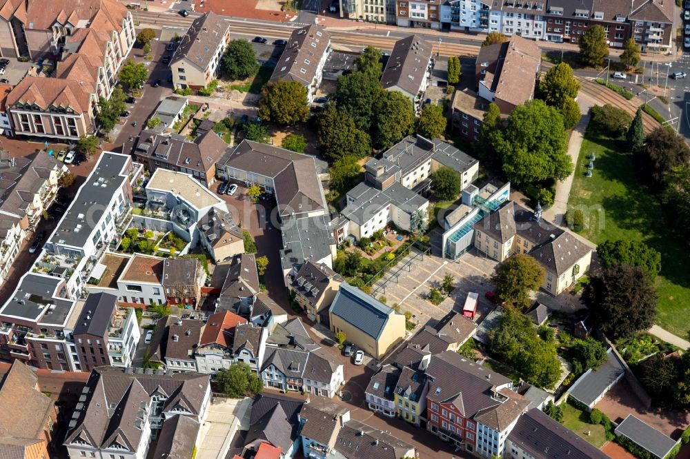 Aerial image Dinslaken - Museum building ensemble of Museum Voswinckelshof overlooking the St. Vincentius Kindergarten on Elmar-Sierp-Platz in Dinslaken in the state North Rhine-Westphalia, Germany