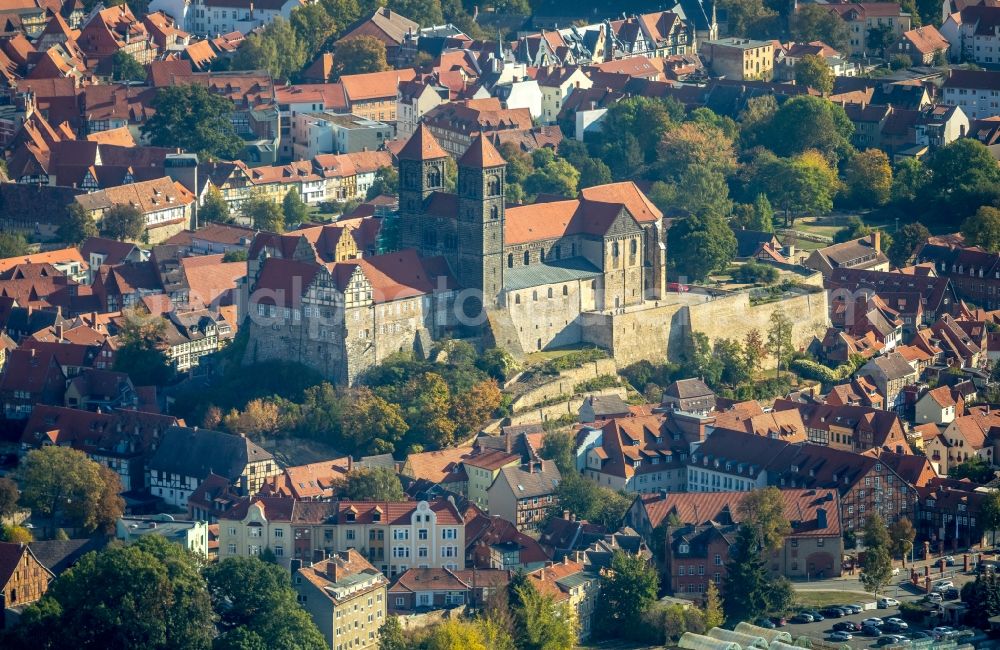 Quedlinburg from the bird's eye view: Museum building ensemble Schlossmuseum Quedlinburg on Schlossberg in Quedlinburg in the state Saxony-Anhalt, Germany