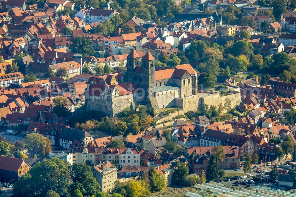 Aerial image Quedlinburg - Museum building ensemble Schlossmuseum Quedlinburg on Schlossberg in Quedlinburg in the state Saxony-Anhalt, Germany