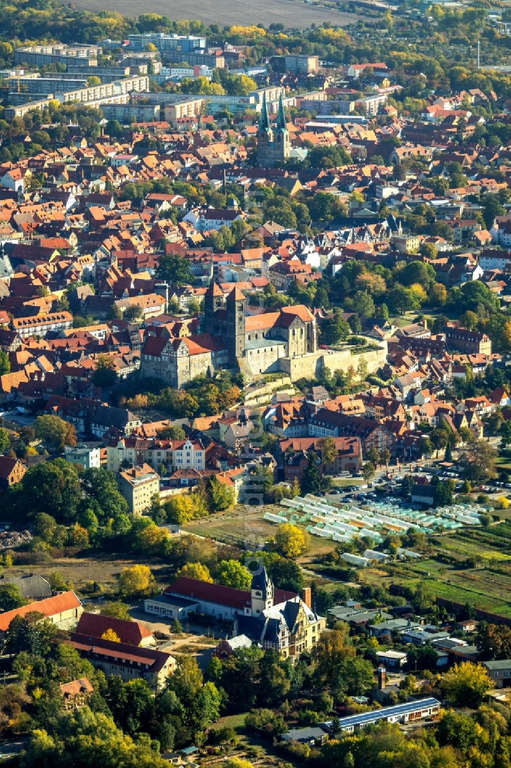 Aerial photograph Quedlinburg - Museum building ensemble Schlossmuseum Quedlinburg on Schlossberg in Quedlinburg in the state Saxony-Anhalt, Germany