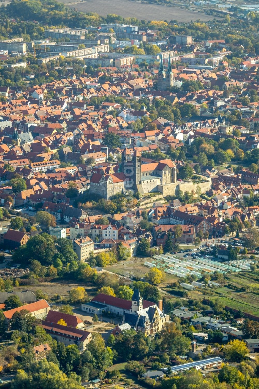 Quedlinburg from above - Museum building ensemble Schlossmuseum Quedlinburg on Schlossberg in Quedlinburg in the state Saxony-Anhalt, Germany