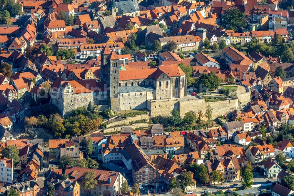 Quedlinburg from the bird's eye view: Museum building ensemble Schlossmuseum Quedlinburg on Schlossberg in Quedlinburg in the state Saxony-Anhalt, Germany