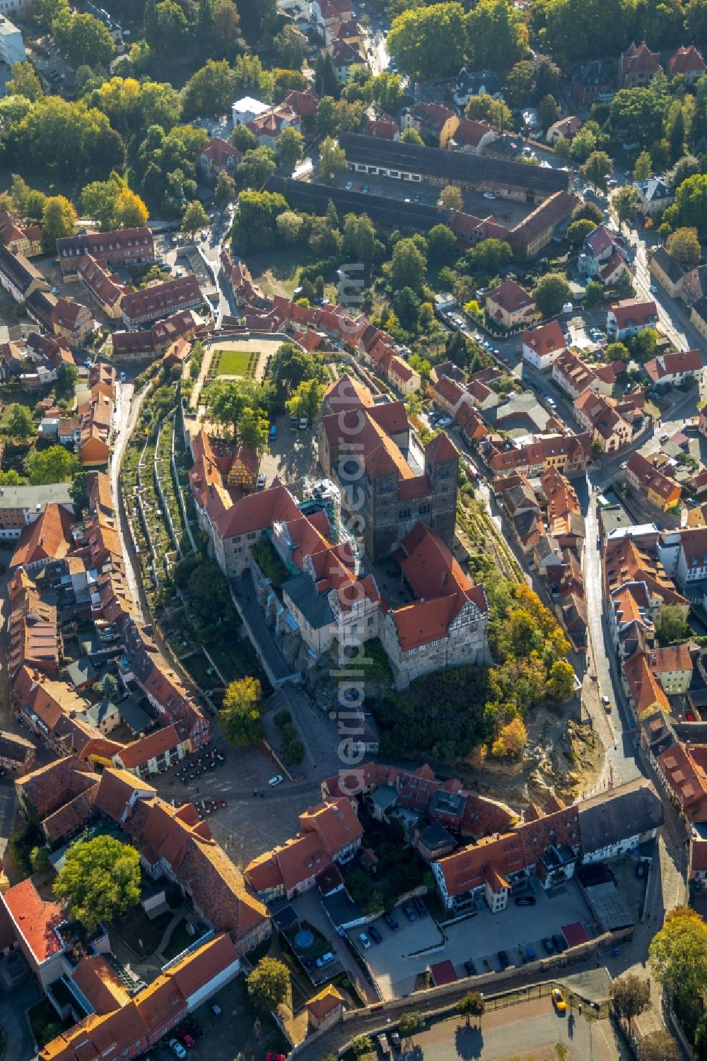 Quedlinburg from above - Museum building ensemble Schlossmuseum Quedlinburg on Schlossberg in Quedlinburg in the state Saxony-Anhalt, Germany