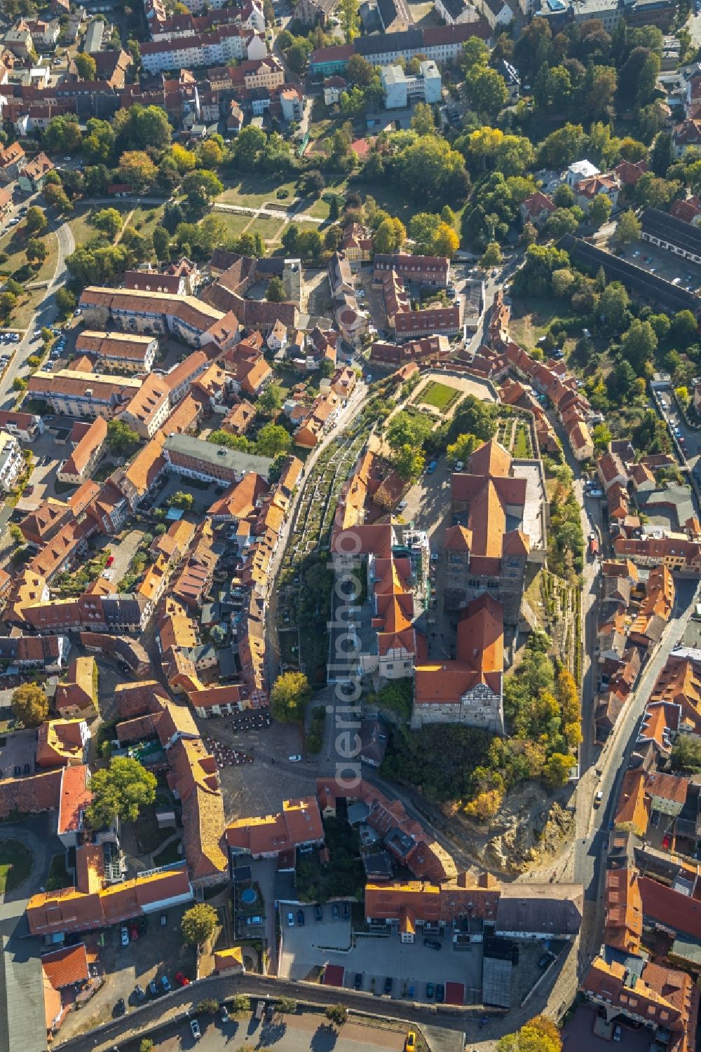 Quedlinburg from the bird's eye view: Museum building ensemble Schlossmuseum Quedlinburg on Schlossberg in Quedlinburg in the state Saxony-Anhalt, Germany