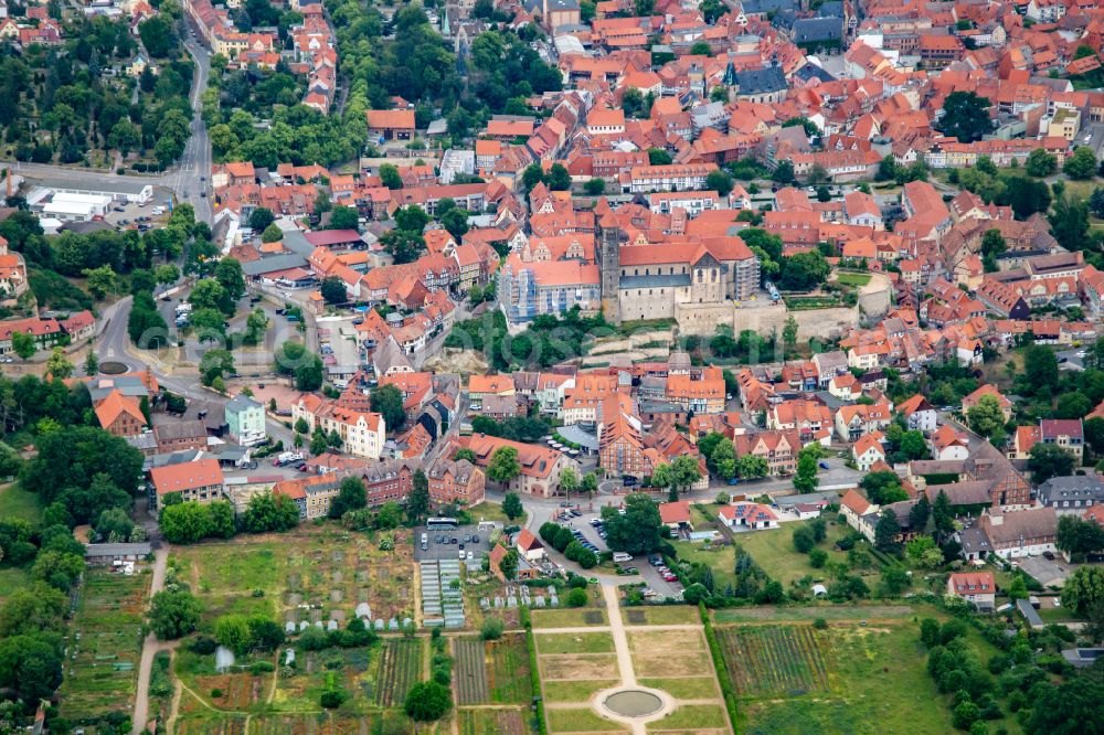 Quedlinburg from above - Museum building ensemble Schlossmuseum Quedlinburg on Schlossberg in Quedlinburg in the state Saxony-Anhalt, Germany