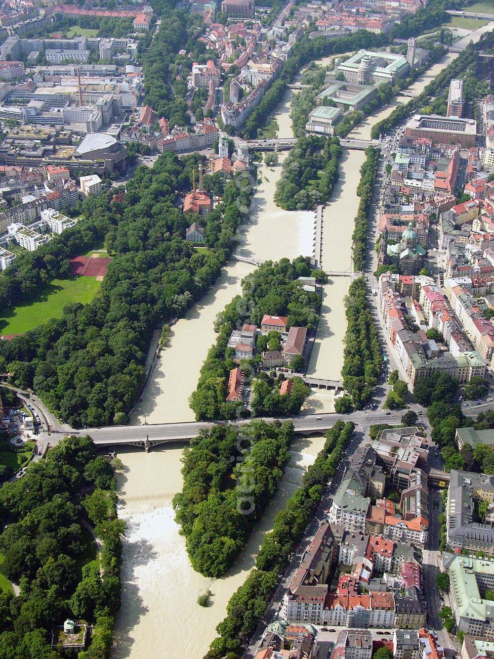 Aerial photograph München - Blick auf die Isar Museums- und Praterinsel in München