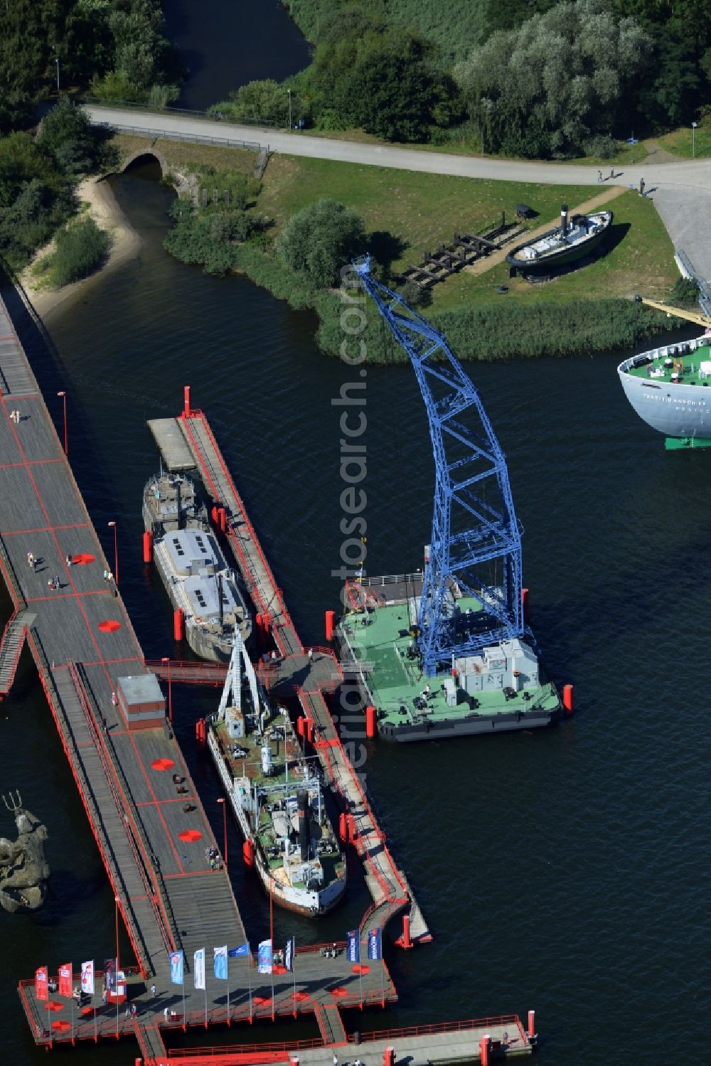 Aerial photograph Rostock - Museum ship Schiffbau- und Schifffahrtsmuseum in Rostock in the state Mecklenburg - Western Pomerania. Also shown the Foerderverein Jugendschiff LIKEDEELER e.V