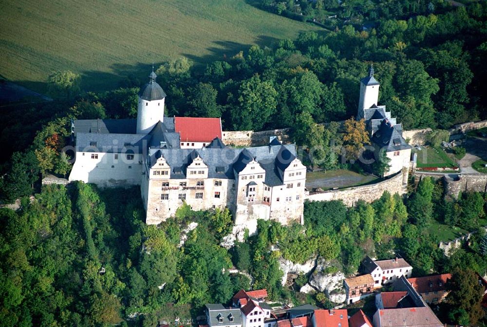 Ranis / Thüringen from the bird's eye view: Wehr- und Wohnburg aus dem 11. Jahrhundert; die Burg erhält durch Ausbau im 16. Jahrhundert Renaissance-Schloßcharakter