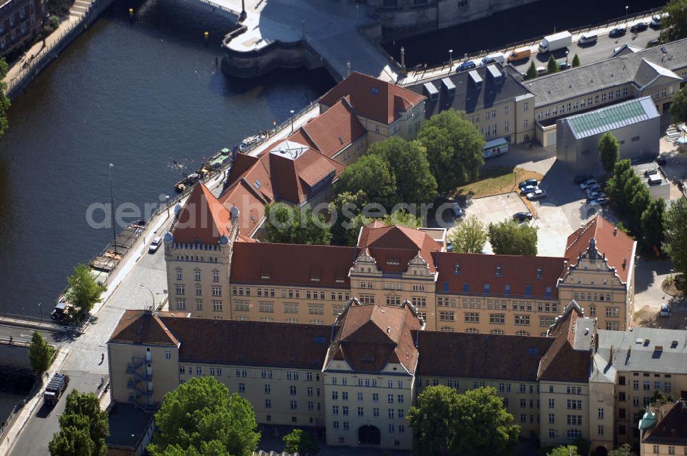 Berlin Mitte from above - Blick auf den denkmalgeschützten V-förmigen Kasernenteil im Stil der Neorenaissance der Museumshöfe gegenüber der Museumsinsel am Kupfergraben Ecke Geschwister-Scholl-Strasse. Dieser Teil ist die ehemalige „Kaserne des Kaiser-Alexan der-Garde Grenadier-Regimentes“ und später die Kaserne des Wachregiment 1 Friedrich Engels. Architekt: Mara Pinardi, Architektin BDA, Pariser Strasse 63, 10719 Berlin, Tel.+49 (0)30 8835324, Fax +49 (0)30 8854053, E-Mail: pinardi@pinardi-architekten.de