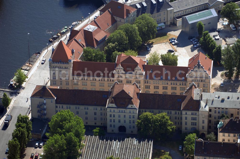 Berlin Mitte from the bird's eye view: Blick auf den denkmalgeschützten V-förmigen Kasernenteil im Stil der Neorenaissance der Museumshöfe gegenüber der Museumsinsel am Kupfergraben Ecke Geschwister-Scholl-Strasse. Dieser Teil ist die ehemalige „Kaserne des Kaiser-Alexan der-Garde Grenadier-Regimentes“ und später die Kaserne des Wachregiment 1 Friedrich Engels. Architekt: Mara Pinardi, Architektin BDA, Pariser Strasse 63, 10719 Berlin, Tel.+49 (0)30 8835324, Fax +49 (0)30 8854053, E-Mail: pinardi@pinardi-architekten.de