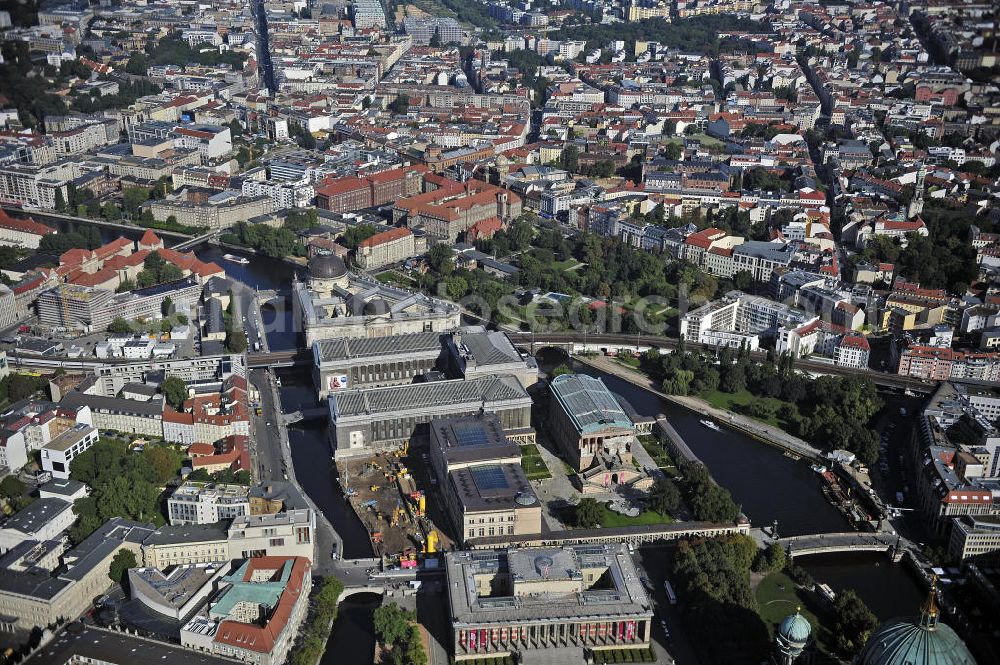 Berlin from the bird's eye view: Blick auf die Museumsinsel mit dem Alten Museum, dem Neuen Museum, dem Pergamonmuseum, dem Bode-Museum und der Alten Nationalgalerie. View of the Museum Island with the Old Museum, the New Museum, the Pergamon Museum, the Bode Museum and the Alte Nationalgalerie.