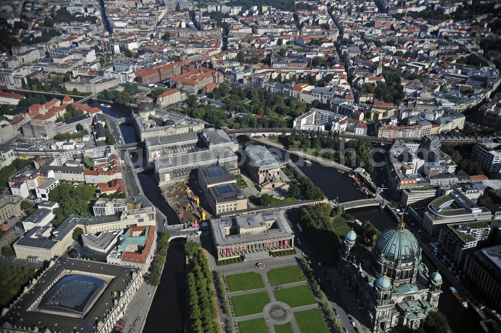 Aerial image Berlin - Blick auf die Museumsinsel mit dem Alten Museum, dem Neuen Museum, dem Pergamonmuseum, dem Bode-Museum und der Alten Nationalgalerie. View of the Museum Island with the Old Museum, the New Museum, the Pergamon Museum, the Bode Museum and the Alte Nationalgalerie.