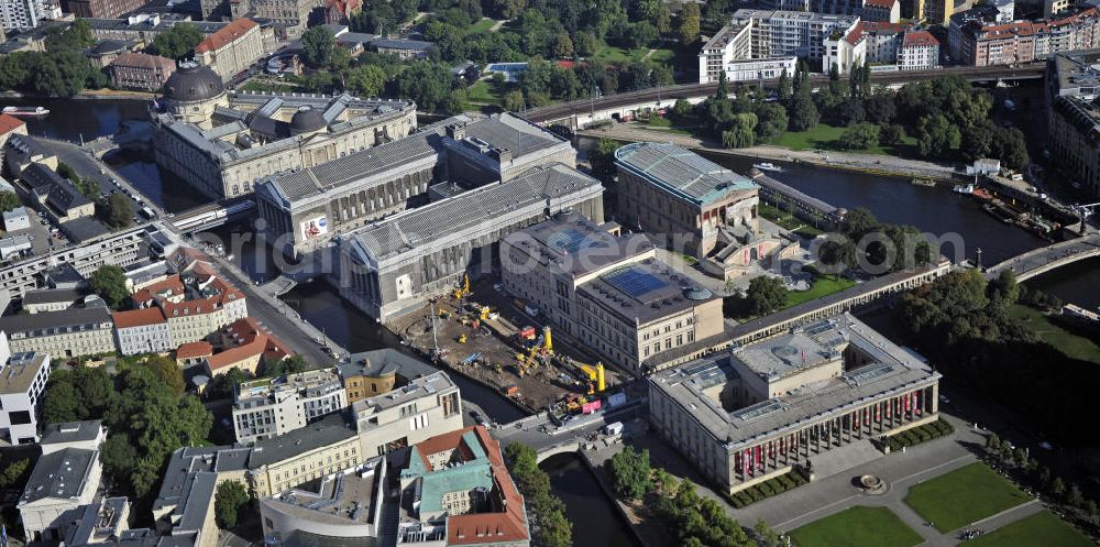 Berlin from above - Blick auf die Museumsinsel mit dem Alten Museum, dem Neuen Museum, dem Pergamonmuseum, dem Bode-Museum und der Alten Nationalgalerie. View of the Museum Island with the Old Museum, the New Museum, the Pergamon Museum, the Bode Museum and the Alte Nationalgalerie.