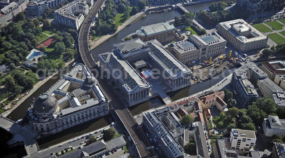 Berlin from the bird's eye view: Blick auf die Museumsinsel mit dem Alten Museum, dem Neuen Museum, dem Pergamonmuseum, dem Bode-Museum und der Alten Nationalgalerie. View of the Museum Island with the Old Museum, the New Museum, the Pergamon Museum, the Bode Museum and the Alte Nationalgalerie.