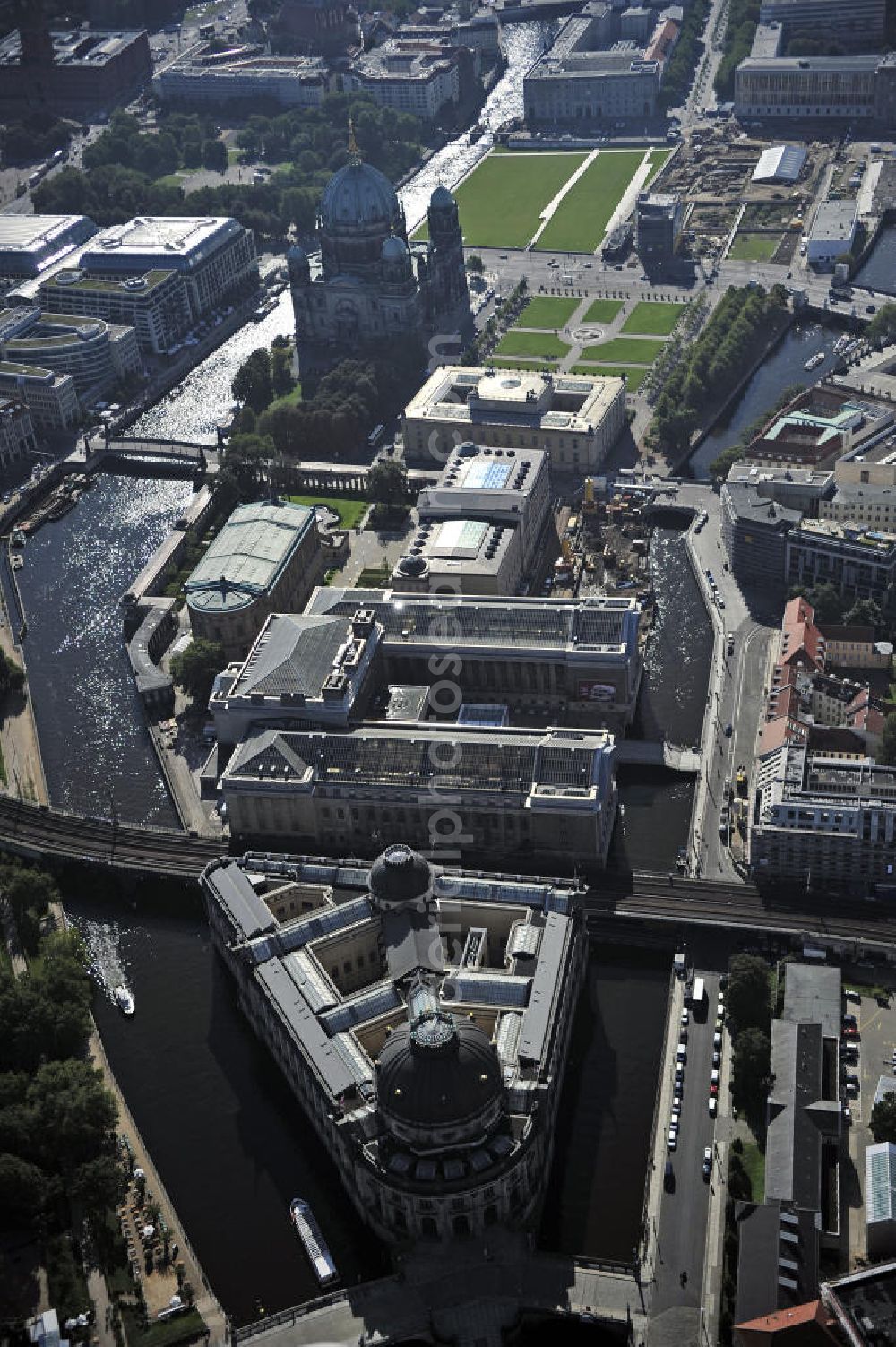 Berlin from above - Blick auf die Museumsinsel mit dem Alten Museum, dem Neuen Museum, dem Pergamonmuseum, dem Bode-Museum und der Alten Nationalgalerie. View of the Museum Island with the Old Museum, the New Museum, the Pergamon Museum, the Bode Museum and the Alte Nationalgalerie.