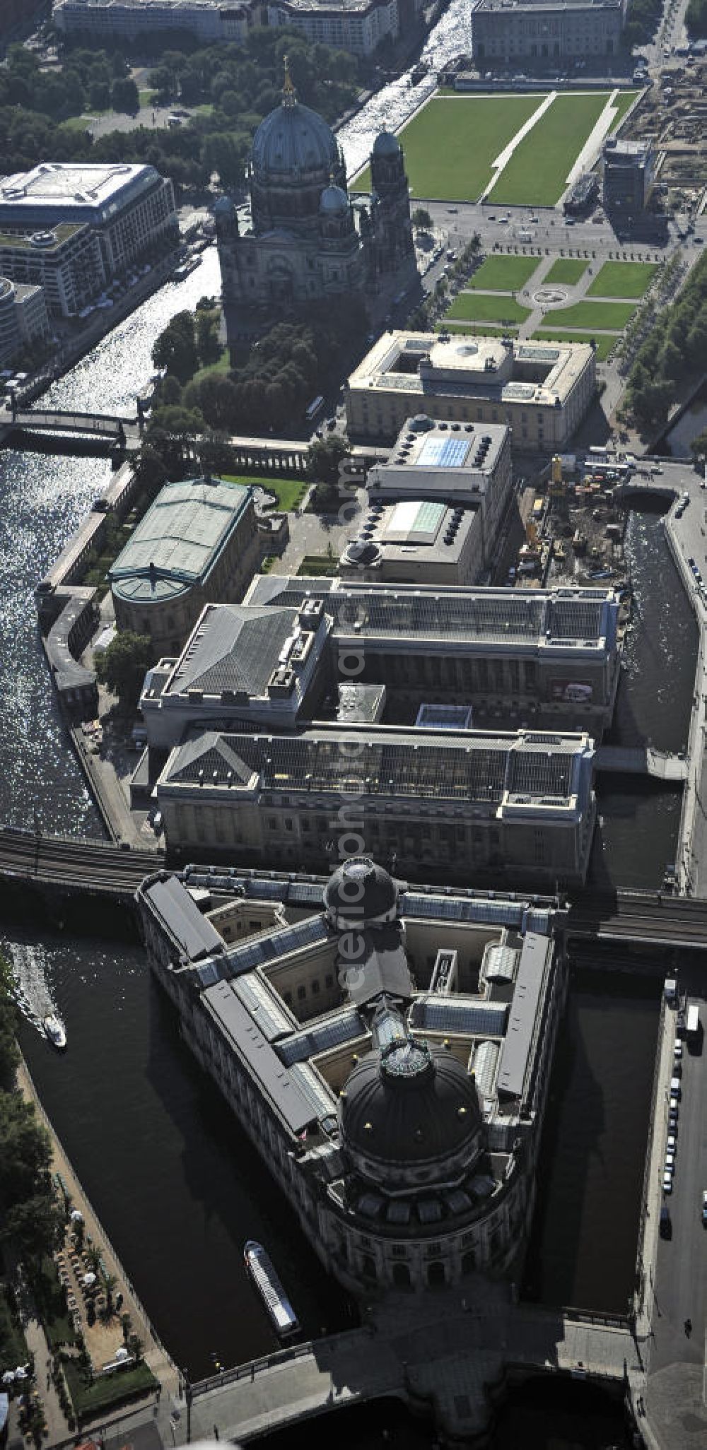 Berlin from the bird's eye view: Blick auf die Museumsinsel mit dem Alten Museum, dem Neuen Museum, dem Pergamonmuseum, dem Bode-Museum und der Alten Nationalgalerie. View of the Museum Island with the Old Museum, the New Museum, the Pergamon Museum, the Bode Museum and the Alte Nationalgalerie.