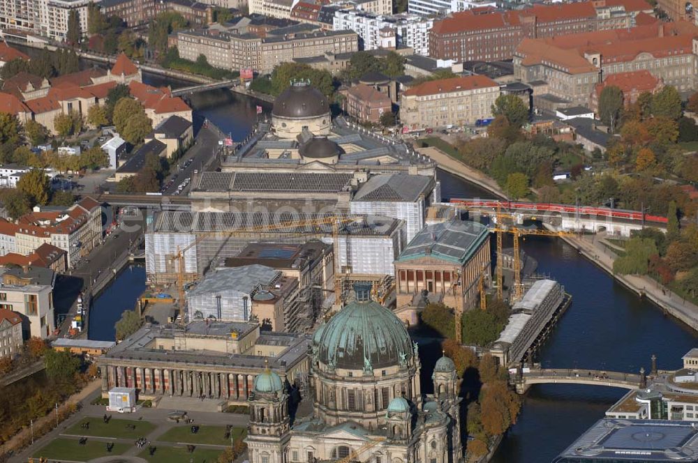 Berlin from above - Die Berliner Museumsinsel ist die nördliche Spitze der Spreeinsel im Zentrum Berlins. Sie ist historisch die Keimzelle der Berliner Museumslandschaft und mit ihren Museen heute ein viel besuchter touristischer Anlaufpunkt und einer der wichtigsten Museumskomplexe der Welt. Seit 1999 gehört die Museumsinsel als weltweit einzigartiges bauliches und kulturelles Ensemble dem Weltkulturerbe der UNESCO an.