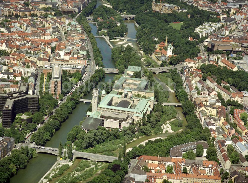 MÜNCHEN from the bird's eye view: Das Deutsche Museum (offizieller Name: Deutsches Museum von Meisterwerken der Naturwissenschaft und Technik) in München ist mit ca. 28.000 ausgestellten Objekten aus rund 50 Bereichen der Naturwissenschaften und der Technik das größte naturwissenschaftlich-technische Museum der Welt. Der umfangreiche Bestand an wertvollen technischen und naturwissenschaftlichen Originalexponaten wird jährlich von ca. 1,5 Millionen Menschen besucht.Seit Mitte der 1930er besteht das Museum hauptsächlich aus drei Bauten, die nacheinan der fertiggestellt wurden. Der Sammlungsbau befindet sich, isaraufwärts betrachtet, auf der hinteren Hälfte der Museumsinsel, zwischen Bosch- und Zenneckbrücke sowie Corneliusbrücke. Bestandteil des Sammlungsbaus ist die große Eisenbahnhalle. Richtung Ludwigsbrücke schließt sich die 1932 fertiggestellte Bibliothek an; vor dieser wiederum wurde 1935 die Kongresshalle fertiggestellt. Die Kongresshalle wird größtenteils nicht vom Museum genutzt. Sie dient zumeist als Ausstellungs- und Veranstaltungsraum.