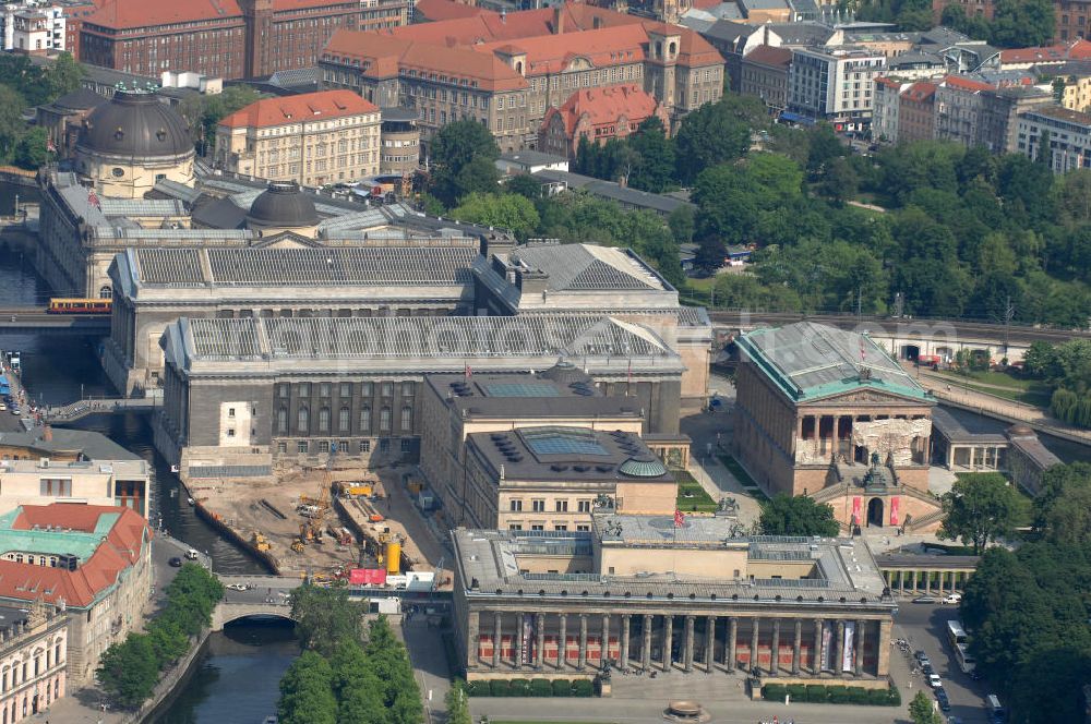 Aerial photograph Berlin - Blick auf die Berliner Museumsinsel, einem Bestandteil des Weltkulturerbes der UNESCO und dem Touristenmagneten der Stadt. View of the Berlin Museum Island, a part of the UNESCO World Heritage and the tourist magnet of the city.