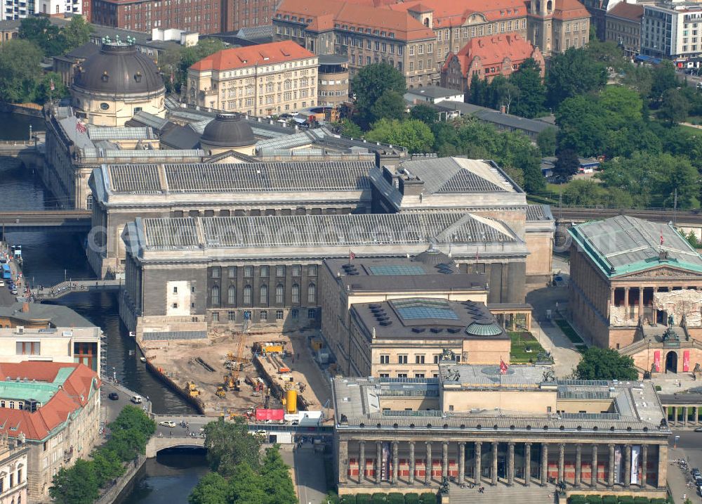 Aerial image Berlin - Blick auf die Berliner Museumsinsel, einem Bestandteil des Weltkulturerbes der UNESCO und dem Touristenmagneten der Stadt. View of the Berlin Museum Island, a part of the UNESCO World Heritage and the tourist magnet of the city.