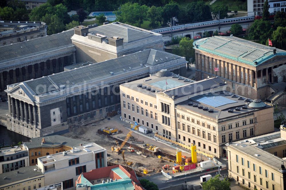 Aerial photograph Berlin - Blick auf die Museumsinsel in Berlin-Mitte mit Baustelle vor dem Neuen Museum, welches an das Pergamonsmuseum und der Alten Nationalgalerie angrenzt. View of the Museum Island in the central locality Mitte.