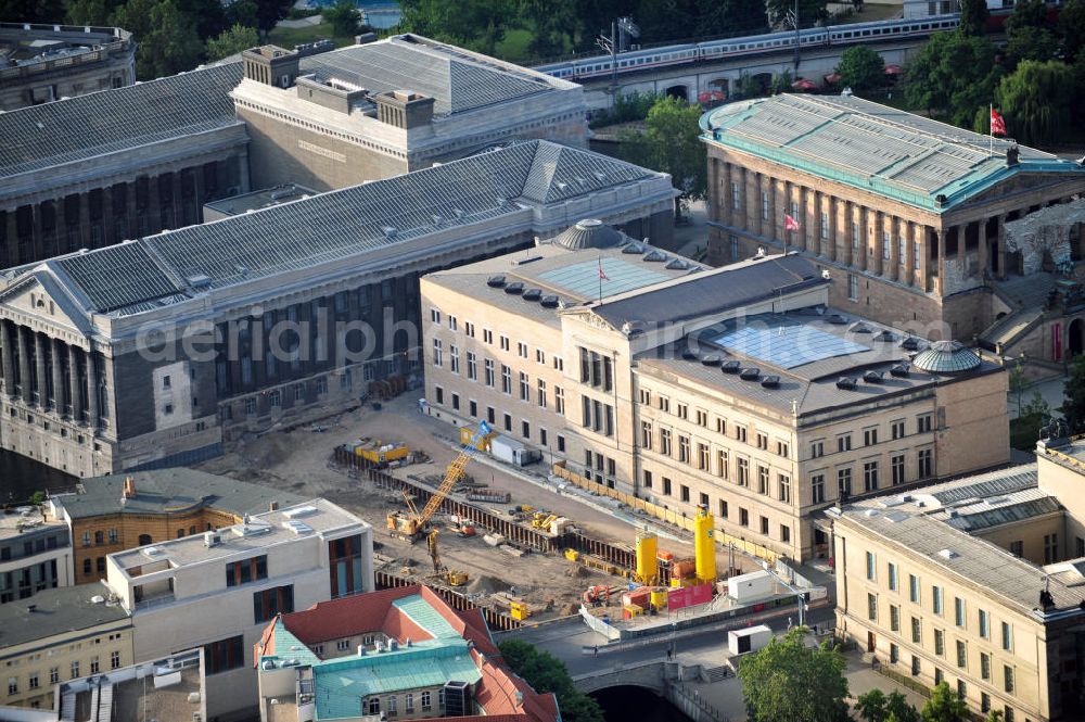 Berlin from above - Blick auf die Museumsinsel in Berlin-Mitte mit Baustelle vor dem Neuen Museum, welches an das Pergamonsmuseum und der Alten Nationalgalerie angrenzt. View of the Museum Island in the central locality Mitte.