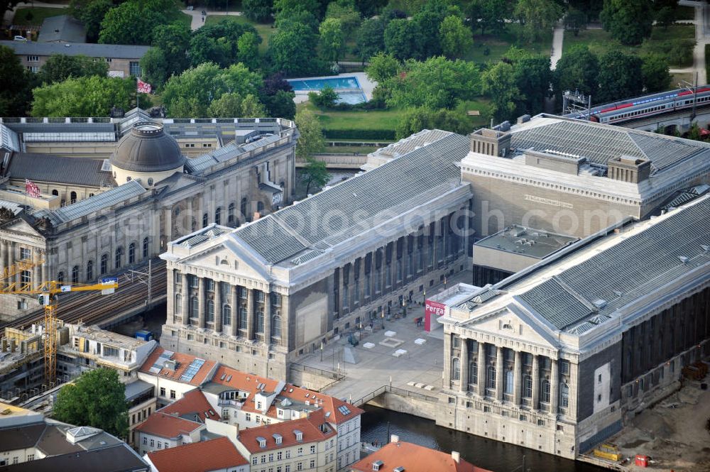 Aerial image Berlin - Blick auf die Museumsinsel in Berlin-Mitte mit dem Pergamonsmuseum. View of the Museum Island in the central locality Mitte.