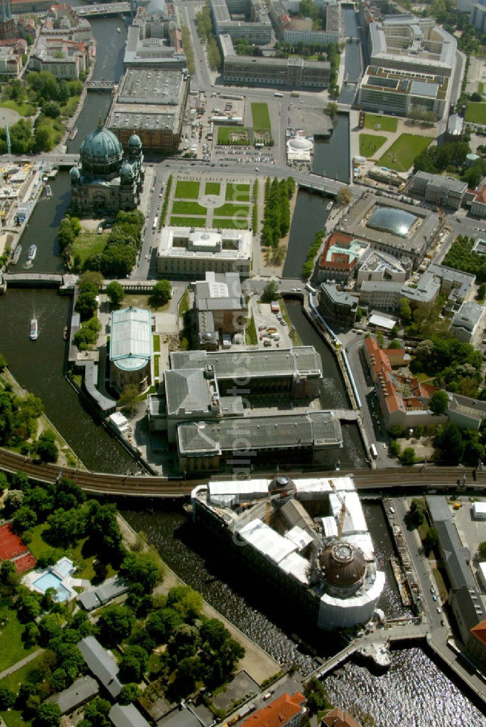 Berlin from above - Blick auf die Museumsinsel, das Pergamonmuseum, Neues Museum, den Berliner Dom und das Deutsches Historisches Museum. Berlin Museumsinsel with Pergamon Museum.