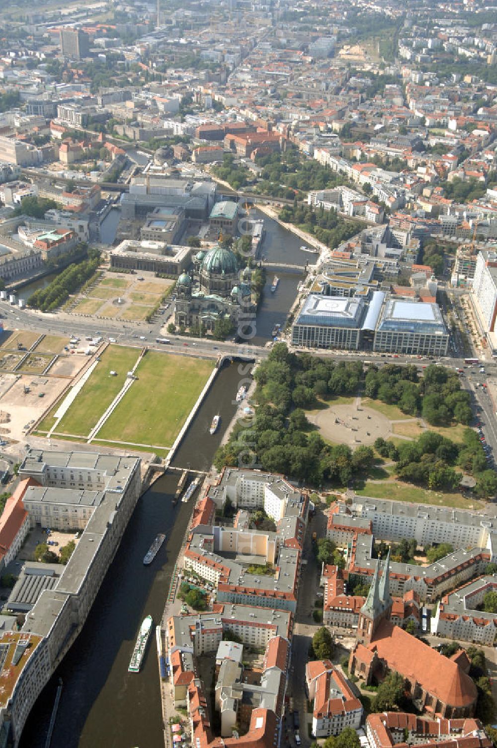 Berlin from above - Blick über das Nikolaiviertel entlang der Spree auf den Schlossplatz / Schloßplatz und das Marx-Engels-Forum. Im Hintergrund die Museumsinsel mit dem Berliner Dom, den Lustgarten und das Alte Museum.