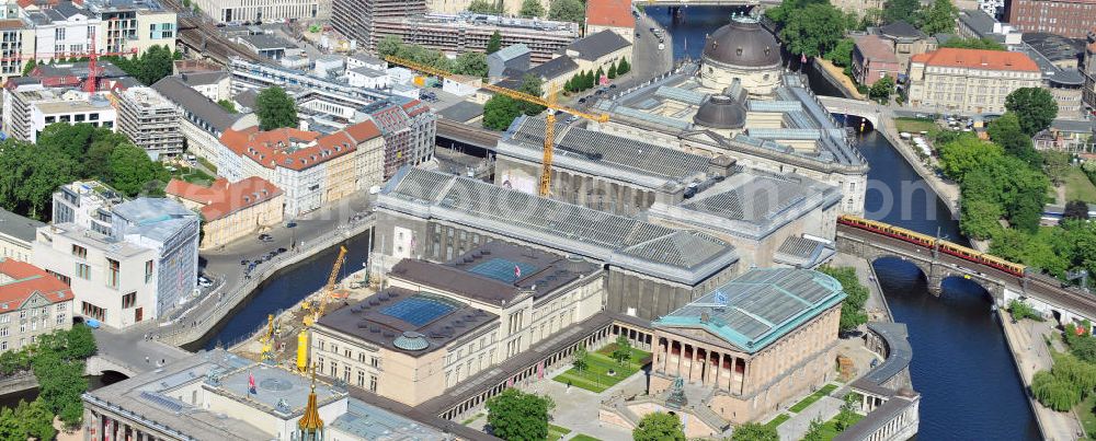 Berlin Mitte from above - Blick auf die Museumsinsel mit dem Alten Museum, dem Neuen Museum, dem Pergamonmuseum, dem Bode-Museum und der Alten Nationalgalerie. View of the Museum Island with the Old Museum, the New Museum, the Pergamon Museum, the Bode Museum and the Alte Nationalgalerie.